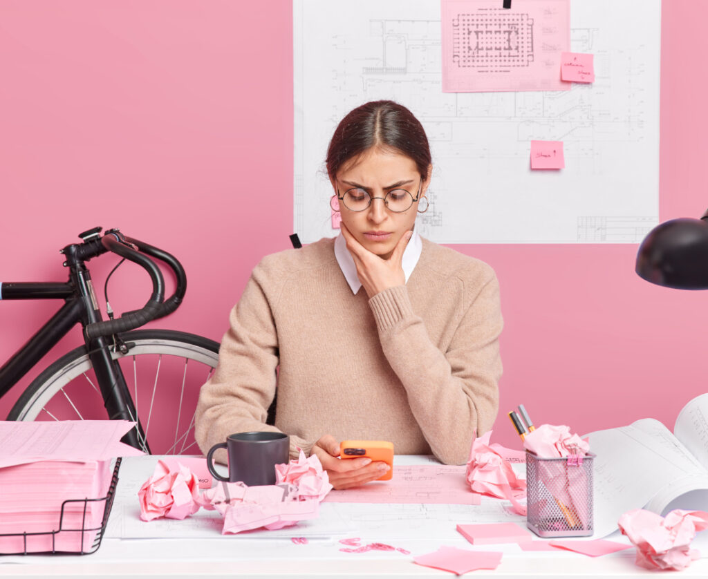 productive woman, woman working, woman working on her phone, productivity tips, how to be more productive, how to be More Productive In Life