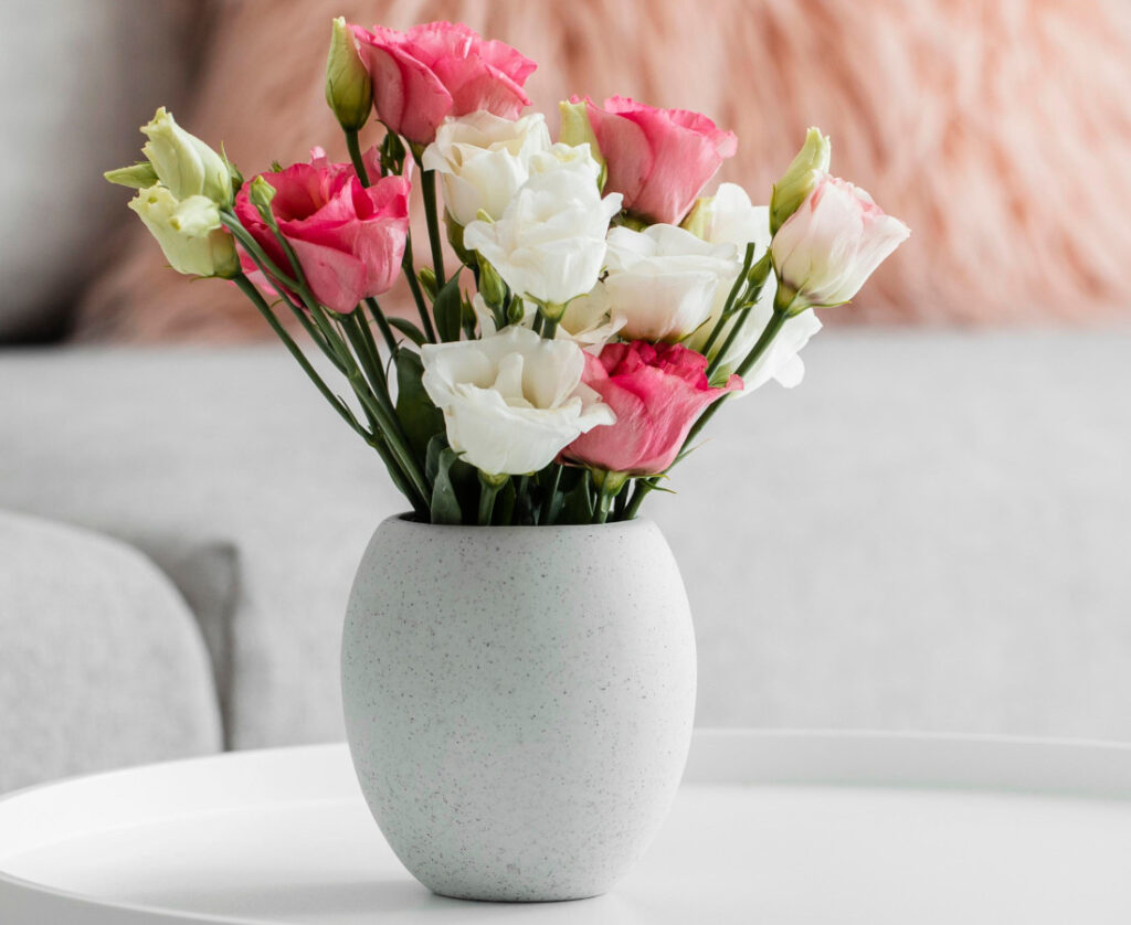 fresh flower bouquet, fresh roses, white and pink roses, slow-living, romanticizing life, slow lifestyle, slow living, romanticize your life, romanticize life, romanticize a quiet life, slow living aesthetic, slow living hobbies